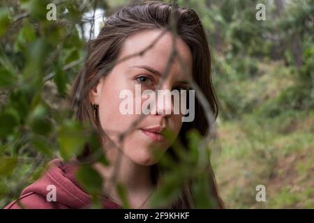Frauenporträt im Wald Stockfoto
