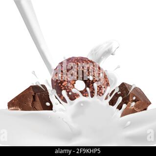 Splash und Tropfen Joghurt, Milch, Eis aus Fallingchocolate und Schokolade Chip Cookies isoliert Stockfoto