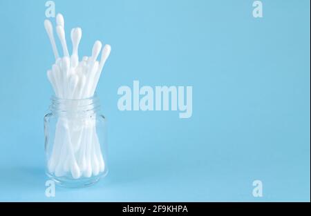 Weiße Wattestäbchen oder Knospen für die persönliche Hygiene in Glas Glas Stockfoto