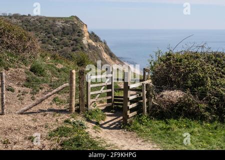 Kissing Gate in der Nähe von Weston Mouth auf der beliebten Wanderroute dieSouth West Coastal Path zwischen Sidmouth und Branscombe, Devon. Stockfoto