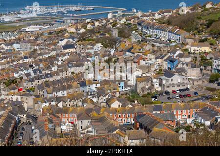 Blick von Portland Heights, Portland, Weymouth Dorset, Großbritannien auf Fortuneswell, Chiswell und Portland Marina, Isle of Portland im April Stockfoto