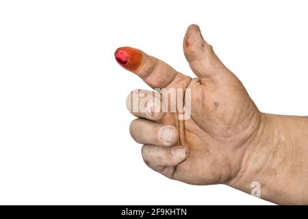 Frische Wunde mit Blut am Finger der schmutzigen arbeitenden Hand eines Mannes auf weißem Hintergrund. Stockfoto