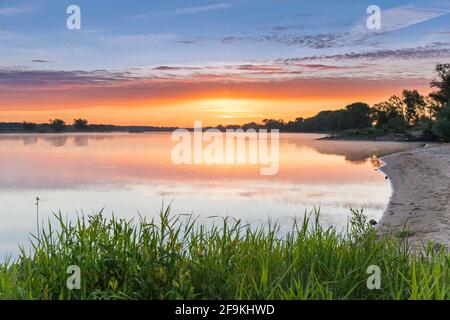 Sonnenaufgang im UNESCO-Biosphärenreservat Elbflusslandschaft / Biosphärenreservat Niedersächsische Elbtalaue im Frühjahr, Niedersachsen, Deutschland Stockfoto