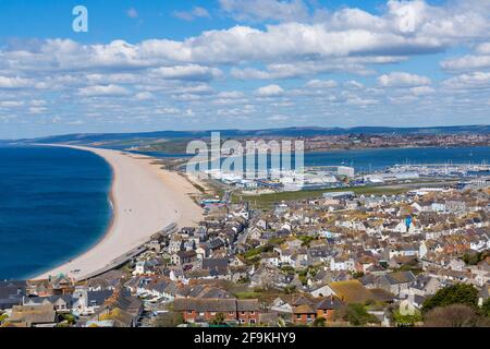 Blick von Portland Heights, Portland, Weymouth Dorset, Großbritannien, auf den Strand von Chaesil Bank und Fortuneswell, Isle of Portland im April Stockfoto