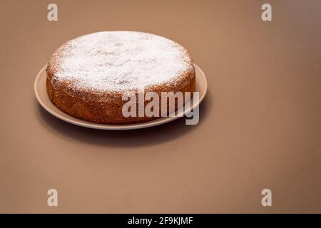 Altes Rezept für Mandel- und Trockenbrotkuchen (Antica torta alle Mandorle e pane) Stockfoto