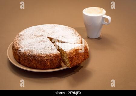 Ein uralter römischer Kuchen aus Mandeln und trockenem Brot Mit frischem Cappuccino (Antica torta alle mandorle e pane) Stockfoto