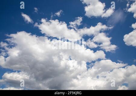 Blu Himmel mit schönen Cumulus Wolken Stockfoto