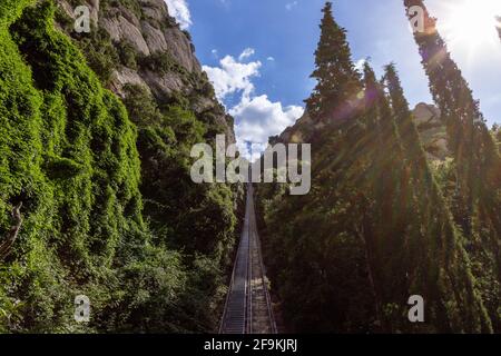 Seilbahn auf den Gipfel des Berges zum Aussichtsplattform der Abtei Santa Maria de Montserrat Stockfoto