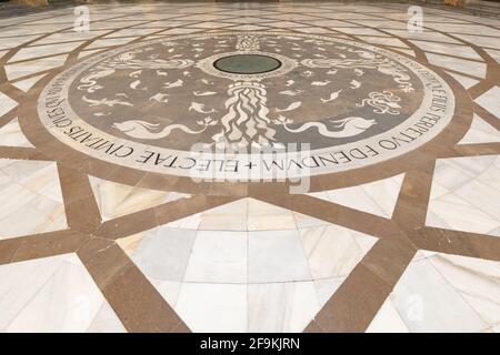 Mosaikboden am Eingang zur Basilika in der Benediktinerabtei von Montserrat (Santa Maria de Montserrat) in Katalonien, Spanien Stockfoto