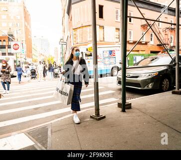 New York, USA. April 2021. Maskierte Fußgänger in der Innenstadt von Brooklyn in New York am Sonntag, den 18. April 2021. ( ÂPhoto von Richard B. Levine) Quelle: SIPA USA/Alamy Live News Stockfoto