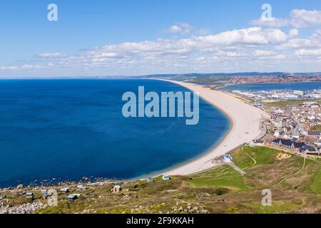 Blick über den Strand von Chesil Bank und Fortuneswell, Chiswell, Isle of Portland von Portland Heights, Portland, Weymouth Dorset, Großbritannien im April Stockfoto