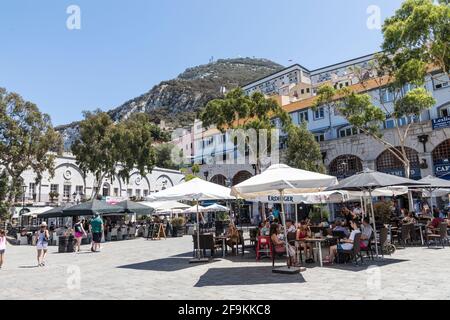 Grand Casemates Square mit Blick auf den Rock of Gilbraltar, Gibraltar Stockfoto