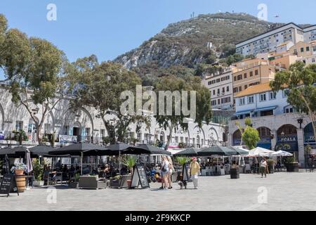 Grand Casemates Square mit Blick auf den Rock of Gilbraltar, Gibraltar Stockfoto