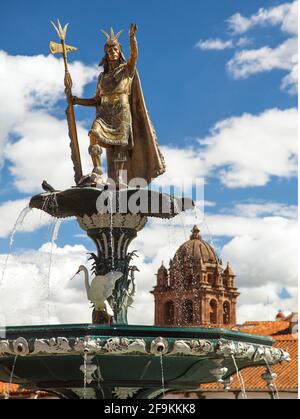 Statue des Inka Pachacutec auf Brunnen und katholische Kirche auf der Plaza de Armas, Cusco oder Cuzco Stadt, Peru Stockfoto