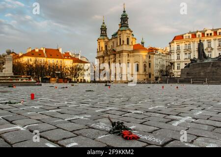 Prag, Tschechische Republik - März 26,2021. 25 000 Kreuze und Blumen auf dem Altstädter Ring als Erinnerung an die Opfer des COVID-19-Virus.Leben in einer Pandemie.Leere Stadt Stockfoto