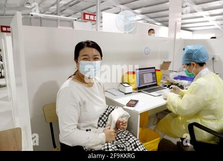 (210420) -- SHANGHAI, 20. April 2021 (Xinhua) -- EIN taiwanesischer Landsmann erhält eine Dosis COVID-19-Impfstoff im Shanghai Guanghua Hospital of Integrated Traditional Chinese and Western Medicine im ostchinesischen Shanghai, 19. April 2021. Shanghai begann am Montag mit der COVID-19-Impfung für taiwanesische Landsleute im Alter von 18 bis 75 Jahren in der Stadt, nach dem Prinzip der informierten Zustimmung und freiwilligen Teilnahme. (Xinhua/Liu Ying) Stockfoto