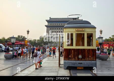 Touristen vor dem Pfeilturm Qianmen Gatehouse Zhengyangmen Dangdang Che Tram auf der Qianmen Straße in Peking China Stockfoto