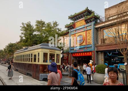 Dangdang Che Tram und Quanjude Roast Duck Restaurant auf Qianmen Straße in Peking China Stockfoto