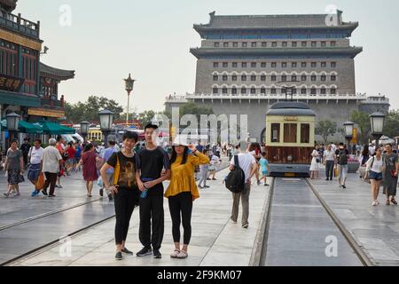 Touristen vor dem Pfeilturm Qianmen Gatehouse Zhengyangmen Dangdang Che Tram auf der Qianmen Straße in Peking China Stockfoto