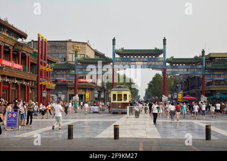 Dangdang Che Tram, Shanhaijing China Pavilion und Zhengyang Bridge Archway auf der Qianmen Street in Peking China Stockfoto