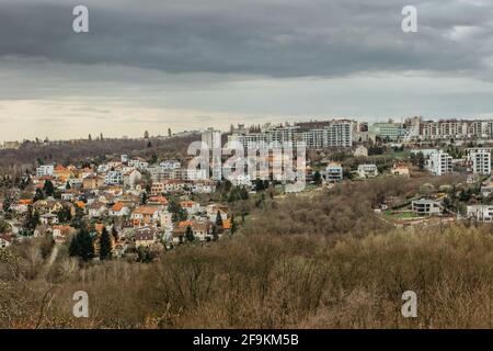 Prag, Tschechische republik Immobilienwohnkonzept.Blick auf die tschechische Architektur von oben.Panorama Skyline der Stadt.traditionelle Wohnsiedlung Stockfoto