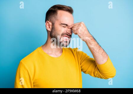 Fotoporträt des Mannes, der an Migräne leidet Krämpfe Grimacing Brauchen Sie Arzt Pillen isoliert auf lebendigen blauen Hintergrund Stockfoto