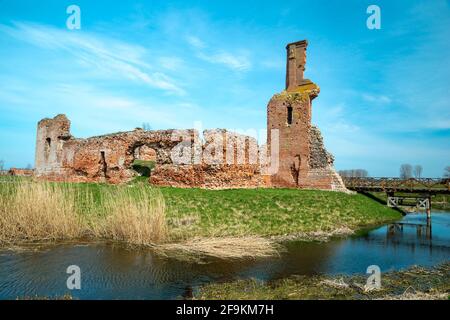 Burg Besiekiery in Gmina Grabów, im Kreis Łęczyca, Woiwodschaft Łódź, in Mittelpolen Stockfoto