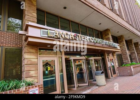 Lancaster, PA, USA - 18. April 2021: Der Eingang zum Lancaster County Courthouse in Lancaster City, PA. Stockfoto