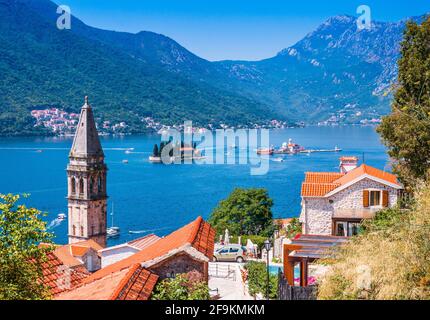 Perast, Montenegro. Blick auf die historische Stadt Perast an der Bucht von Kotor. Stockfoto