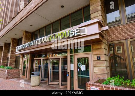 Lancaster, PA, USA - 18. April 2021: Der Eingang zum Lancaster County Courthouse in Lancaster City, PA. Stockfoto