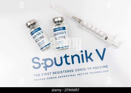 Charkov, Ukraine - 18. April 2021: Sputnik V COVID-19 Coronavirus-Impffläschchen mit Logo und Spritze, Foto des Impfkonzepts Stockfoto