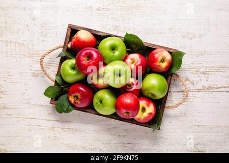 Reife rote und grüne Äpfel in Holzkiste.Draufsicht mit Kopierraum. Stockfoto