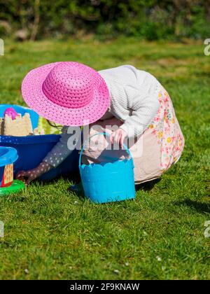 Kleinkind auf Ostereiersuche, Großbritannien Stockfoto