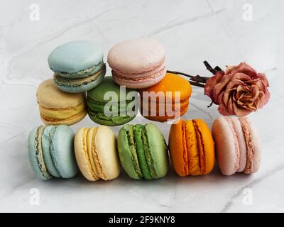 Farbenfrohe Pastellmakronen mit Rose Stockfoto