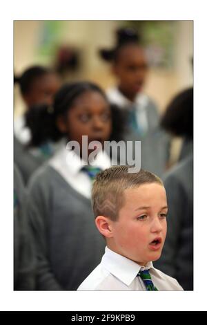 Der Schulchor .... Kingswood Primary schoolphotograph von David Sandison The Independent Stockfoto
