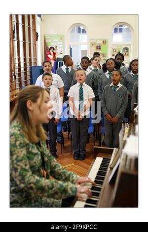 Der Schulchor .... Kingswood Primary schoolphotograph von David Sandison The Independent Stockfoto
