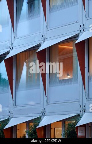 Detail der Außenfassade. Staw-Away Waterloo Hotel, London, Großbritannien. Architekt: Doone Silver Kerr, 2019. Stockfoto