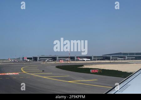 Flugzeuge der Turkish Airlines stehen am 28. April 2019 vor den Toren des neuen Flughafens von Istanbul, während wir von der Start- und Landebahn 35L abfahren. Stockfoto