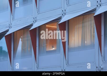 Detail der Außenfassade in der Dämmerung. Staw-Away Waterloo Hotel, London, Großbritannien. Architekt: Doone Silver Kerr, 2019. Stockfoto