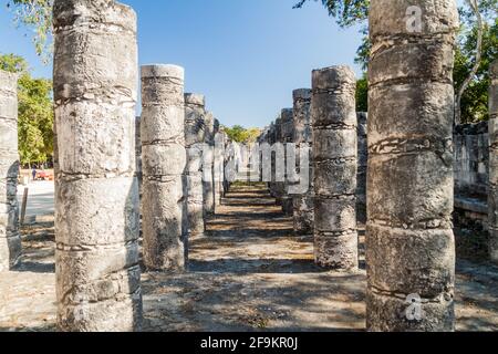 Tempel Gruppe der Tausend Säulen im Maya Ausgrabungsstätten Chichen Itza, Mexiko Stockfoto