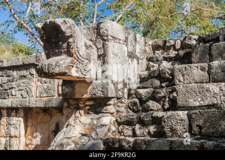 Schlangenskulptur an der archäologischen Stätte Chichen Itza, Mexiko Stockfoto