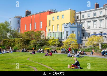 Mittagessen an einem sonnigen Tag in den Gärten unterhalb von Dublin Castle, Dublin, Irland Stockfoto