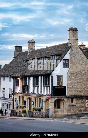 Abendansicht über Burford House auf der High Street in der Cotswold-Stadt Burford, Oxfordshire, England, Großbritannien Stockfoto