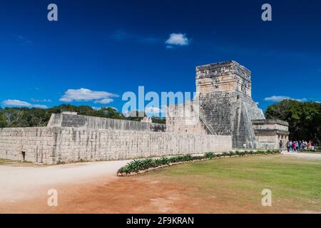 CHICHEN ITZA, MEXIKO - 26. FEB 2016: Eine Gruppe von Touristen besucht den großen Ballspielplatz an der archäologischen Stätte Chichen Itza. Stockfoto