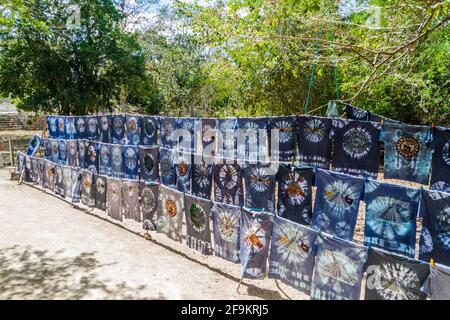 CHICHEN ITZA, MEXIKO - 26. FEB 2016: T-Shirts als Souvenir an der archäologischen Stätte Chichen Itza. Stockfoto