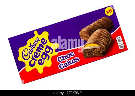 Schachtel mit Cadbury crème Eierkuchen, isoliert auf Weiß Hintergrund Stockfoto