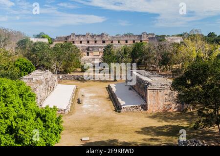 Ballplatz Juego de Pelota und Nuns Viereck Cuadrangulo de las Monjas im Hintergrund an den Ruinen der alten Maya-Stadt Uxmal, Mexiko Stockfoto