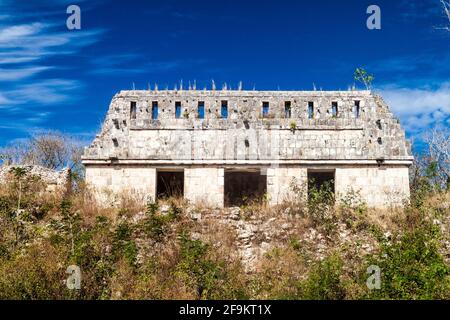 Gebäude in der Friedhofstempelgruppe an den Ruinen der alten Maya-Stadt Uxmal, Mexiko Stockfoto