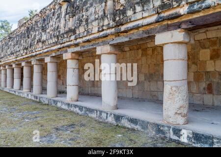 Säulen des viereckigen Gebäudekomplexes der Nonne Cuadrangulo de las Monjas an den Ruinen der alten Maya-Stadt Uxmal, Mexiko Stockfoto