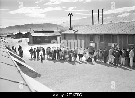 Japanisch-Amerikaner warten in der Schlange in Mess Hall, Manzanar Relocation Center, Kalifornien, USA, Ansel Adams, Manzanar War Relocation Center Collection, 1943 Stockfoto